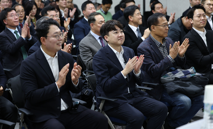 신당 창당을 준비 중인 이준석 전 국민의힘 대표가 1일 오전 서울역 대회의실에서 열린 개혁신당 신년 하례회에서 박수를 치고 있다. 연합뉴스