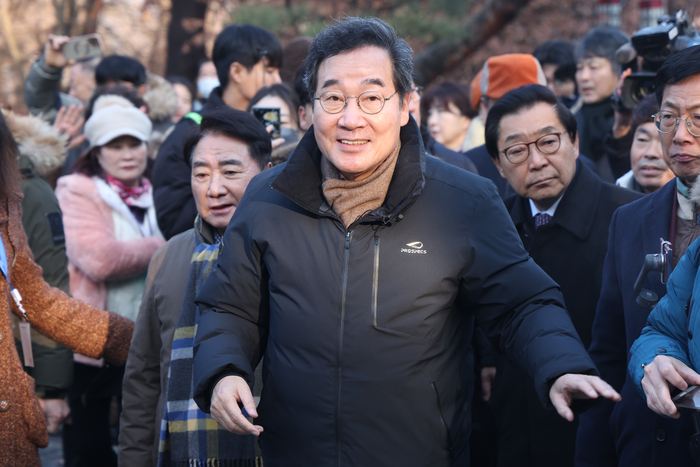 이낙연 전 더불어민주당 대표가 1일 오전 경기도 고양시 행주산성에서 지지자들과 함께 산성 정상으로 이동하고 있다. 연합뉴스