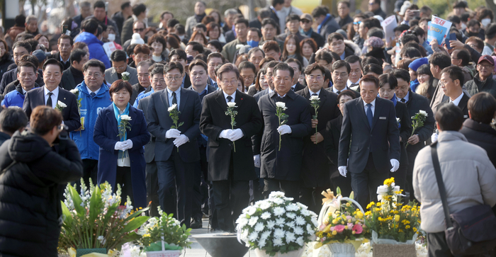 이재명 더불어민주당 대표와 당 지도부가 새해 첫날인 1일 오후 경남 김해시 진영읍 봉하마을 고(故) 노무현 전 대통령 묘역을 참배하고 있다. 연합뉴스