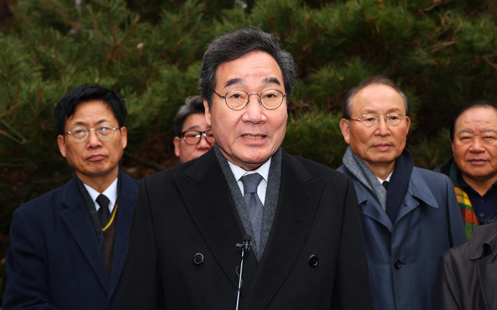 더불어민주당 이낙연 전 대표가 2일 서울 동작구 국립서울현충원 김대중 전 대통령 묘소를 찾아 참배를 마친 뒤 취재진으로부터 질문을 받고 있다. 연합뉴스