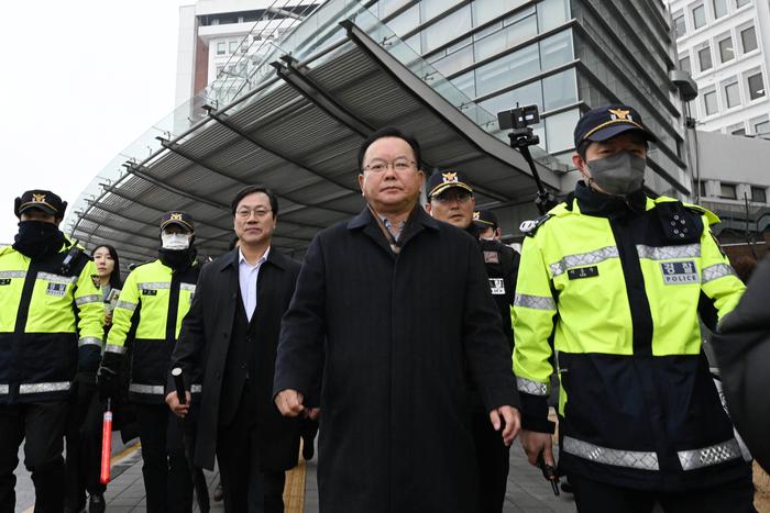 김부겸 전 국무총리가 1월 3일 오전 더불어민주당 이재명 대표 문병을 위해 서울 종로구 서울대병원을 방문한 뒤 나서고 있다. 연합뉴스