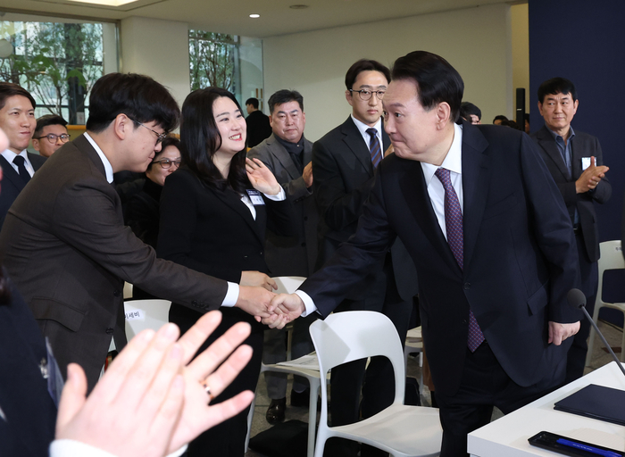 윤석열 대통령이 4일 경기도 용인시 중소기업인력개발원에서 '국민과 함께하는 민생토론회' 형식으로 열린 기획재정부의 2024년 신년 업무보고에서 참석자들과 악수하고 있다. 대통령실은 2024년도 정부 업무보고를 '국민과 대통령이 함께하는 민생토론회' 형식으로 개최한다고 전날 밝혔다. 연합뉴스