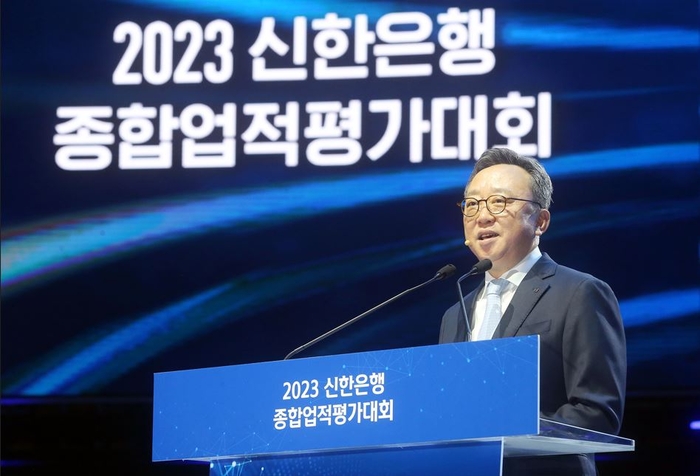 지난 6일 서울시 송파구 소재 올림픽 체조경기장에서 개최한 '2023년 종합업적평가대회'에서 정상혁 행장이 대회사를 진행하고 있다.