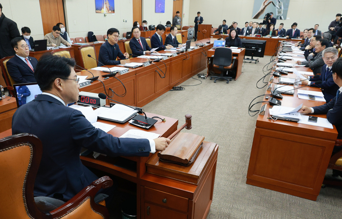 장제원 과학기술정보방송통신위원회 위원장이 8일 오전 국회에서 열린 과학기술정보방송통신위원회 전체회의에서 의사봉을 두드리고 있다. 이날 회의에서는 윤석열 정부가 국정과제로 추진해 온 우주항공청특별법이 국회 과학기술방송통신위원회를 통과했다.