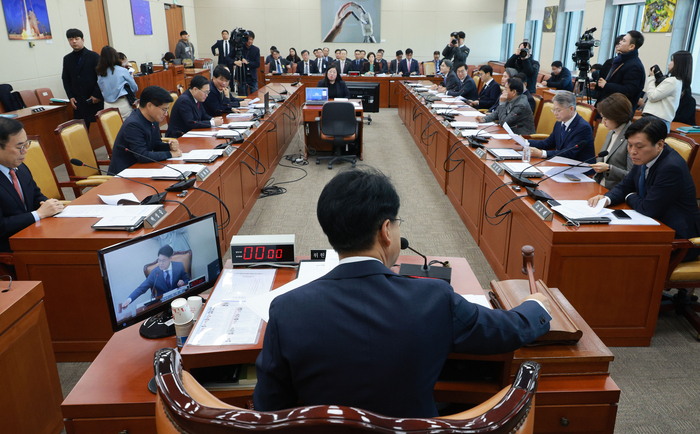 장제원 과학기술정보방송통신위원회 위원장이 8일 오전 국회에서 열린 과학기술정보방송통신위원회 전체회의에서 의사봉을 두드리고 있다. 이날 회의에서는 윤석열 정부가 국정과제로 추진해 온 우주항공청특별법이 국회 과학기술방송통신위원회를 통과했다. 연합뉴스