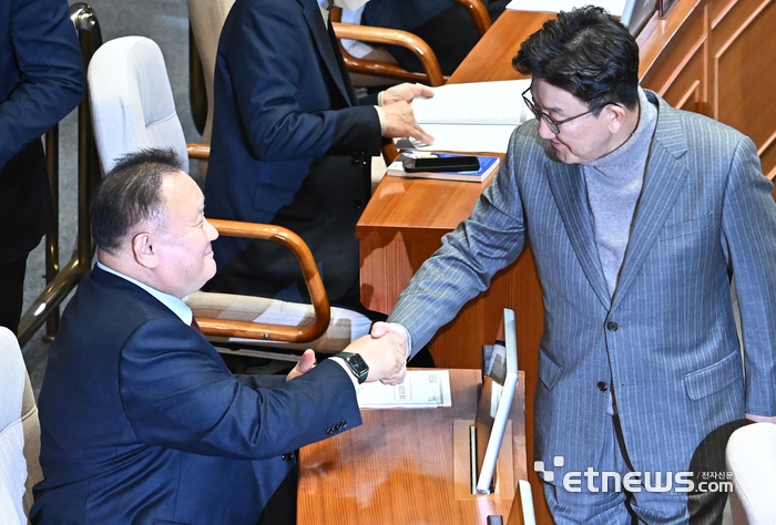 악수하는 이상민-권성동