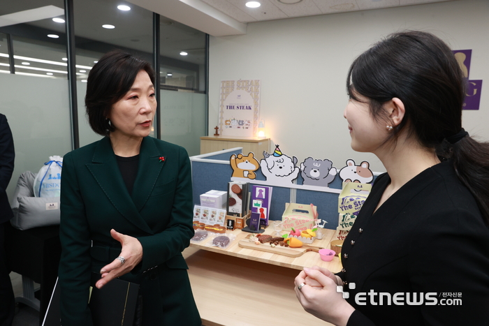 오영주 중소벤처기업부 장관이 9일 서울 용산구 소재 반려동물 용품 업체 '히즈독'을 방문해 사업장을 둘러보며 임민지 히즈독 대표와 이야기하고 있다.