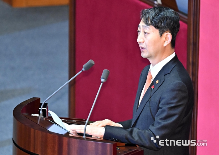 신임 국무위원 인사말 하는 안덕근 산업부 장관