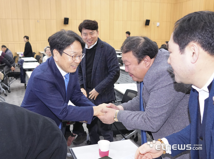 강기정 광주시장이 9일 오전 북구 중소벤처기업진흥공단 호남연수원에서 열린 '중소기업융합 광주·전남연합회 100회 조찬세미나'에 참석해 특강을 하고 있다.