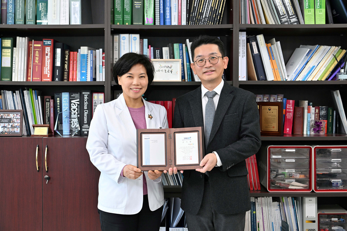 엄성환(오른쪽) 쿠팡풀필먼트서비스 인사부문 대표, 최은화 서울대학교어린이병원장이 기부금 전달식에서 기념사진을 촬영하고 있다.