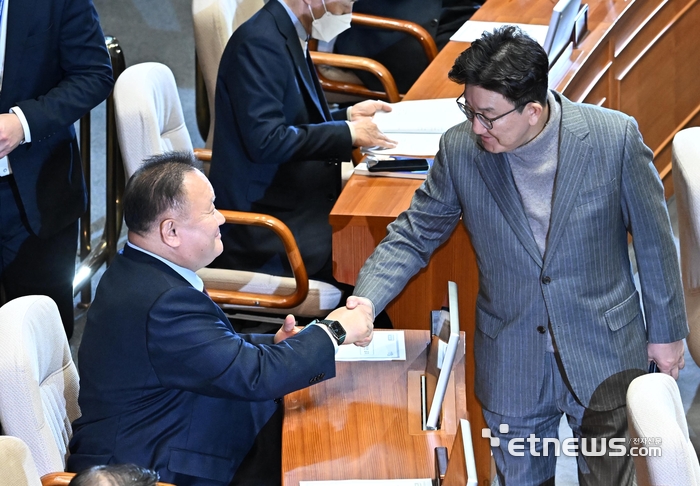 '이제는 같은당'...이상민-권성동 악수