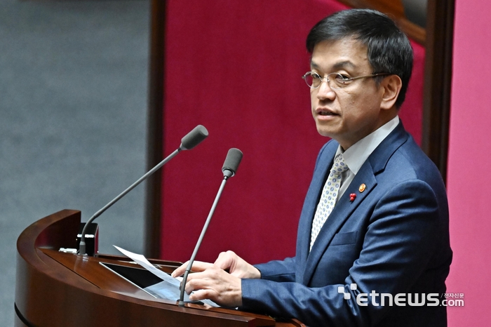 신임 국무위원 인사말 하는 최상덕 부총리