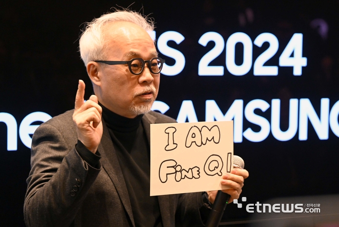 세계 최대 가전·정보기술(IT) 전시회 CES 2024가 9일(현지시간)부터 나흘간 일정으로 열린다. 개막을 하루 앞둔 8일(현지시간) 미국 네바다주 라스베이거스 앙코르 호텔에서 열린 삼성디스플레이 쇼케이스 행사에서 최주선 삼성디스플레이 대표가 사업 비전을 밝히고 있다. 라스베이거스(미국)=김민수기자 mskim@etnews.com