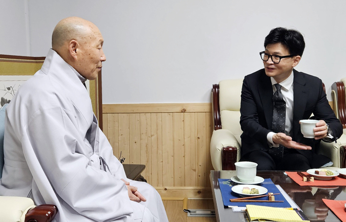 9일 오전 충북 단양군 천태종 본산 구인사를 방문한 국민의힘 한동훈 비대위원장이 총무원장 덕수 스님과 차를 마시며 담소하고 있다.