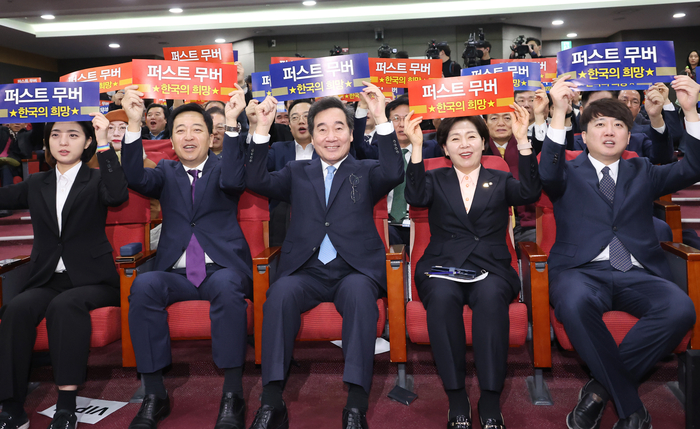 신당 창당을 추진 중인 이준석 전 국민의힘 대표(오른쪽부터)와 한국의희망 양향자 대표, 이낙연 전 더불어민주당 대표, 새로운선택 금태섭 공동대표, 정의당 류호정 의원이 9일 국회 의원회관에서 열린 양 대표의 출판기념회에 나란히 앉아 포즈를 취하고 있다.