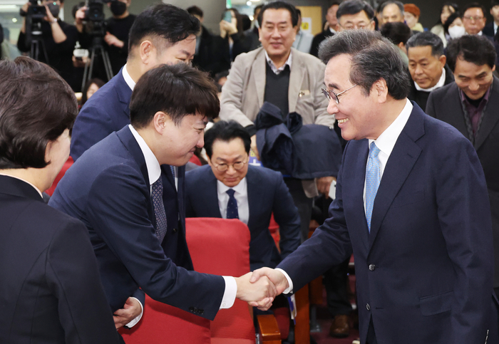 신당 창당을 추진 중인 이준석 전 국민의힘 대표와 이낙연 전 더불어민주당 대표(오른쪽)가 9일 국회 의원회관에서 열린 한국의희망 양향자 대표 출판기념회에서 인사하고 있다.