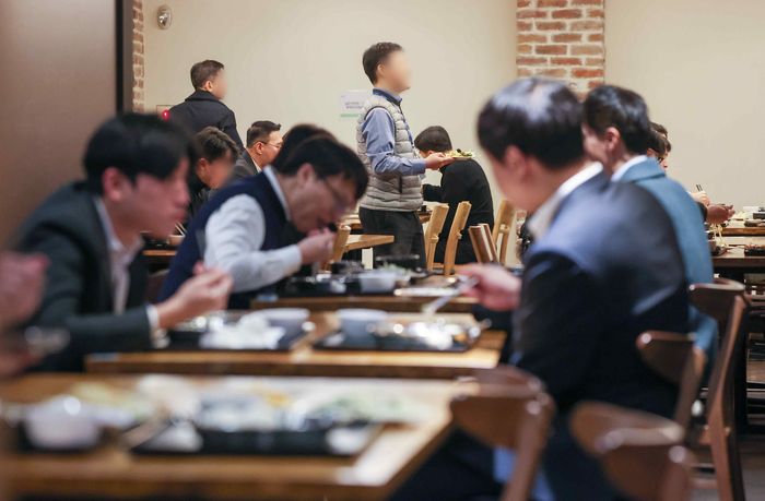 직장인들이 외식물가에 비해 상대적으로 저렴한 가격에 많이 찾는 구내식당의 식사비가 역대 가장 큰 폭으로 커진 것으로 나타난 가운데 9일 서울 시내 한 구내식당에서 직장인들이 식사를 하고 있다.
 9일 통계청 국가통계포털에 따르면 지난해 구내식당 식사비 소비자물가지수는 116.01로 전년 대비 6.9% 오르며 역대 가장 큰 폭의 상승률을 기록했다. 연합뉴스