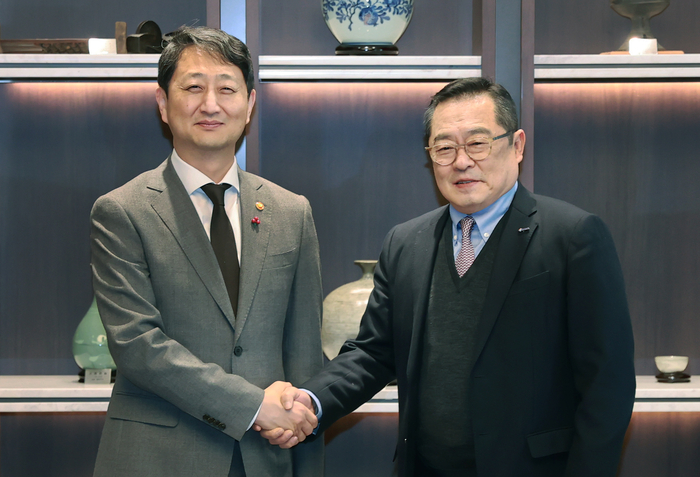 안덕근 산업통상자원부 장관(왼쪽)과 구자열 한국무역협회(KITA) 회장