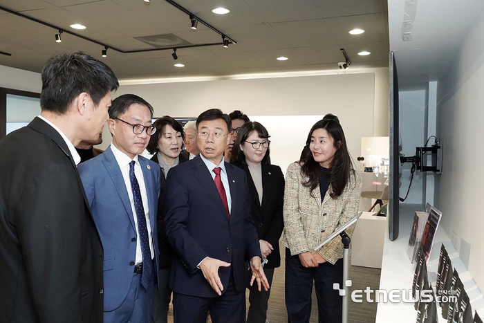 신상진 성남시장(오른쪽 세번째)이 미국 풀러턴시에 있는 K-SBC의 성과를 둘러보고 있다.