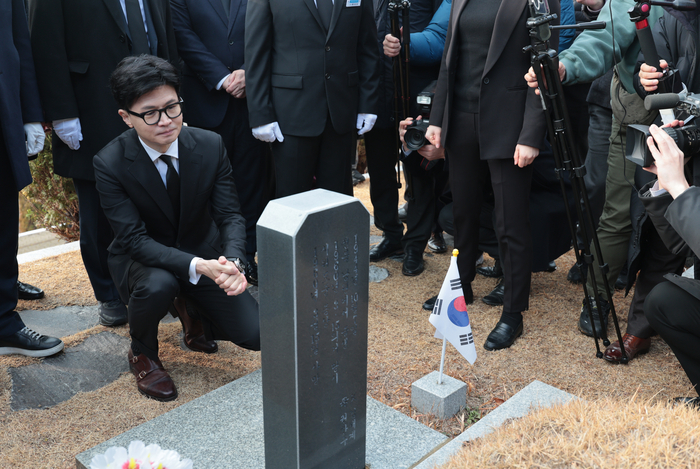 국민의힘 한동훈 비상대책위원장이 10일 오전 경남 창원시 마산회원구 국립3·15민주묘지를 방문해 김주열 열사 가묘를 바라보고 있다. 연합뉴스