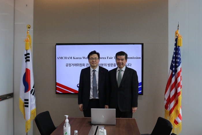 육성권 공정위 사무처장(왼쪽)이 11일 주한미국상공회의소(AMCHAM·암참)를 방문해 제임스 김 암참 회장과 면담했다.