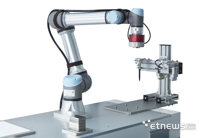 유엔디가 세계 최초로 개발한 완전 무선 로봇 자동출체인져 '맥봇'