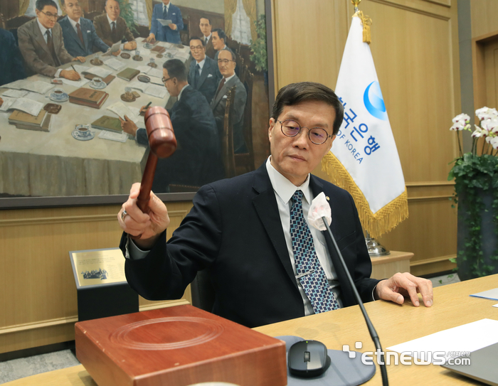 이창용 한국은행 총재가 11일 오전 서울 중구 한국은행에서 열린 금융통화위원회 본회의에서 회의를 주재하고 있다.