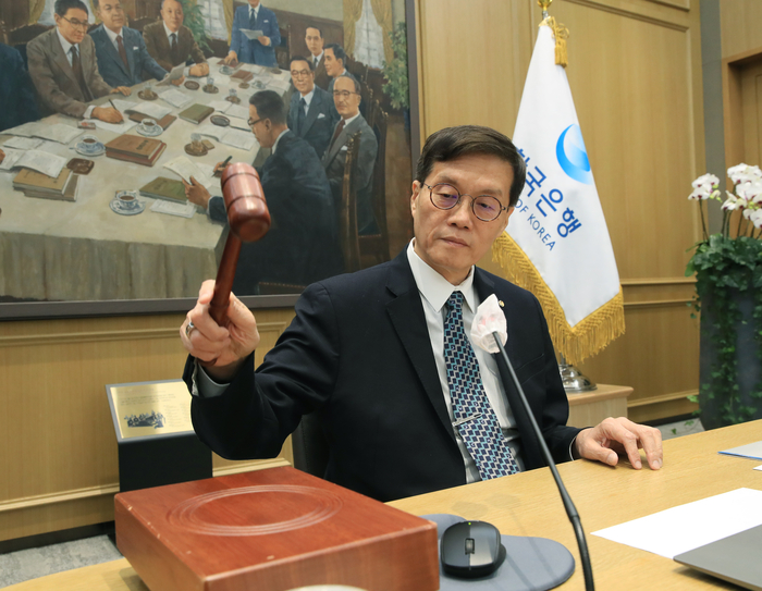 이창용 한국은행 총재가 11일 오전 서울 중구 한국은행에서 열린 금융통화위원회 본회의에서 회의를 주재하고 있다. 〈사진=한국은행〉