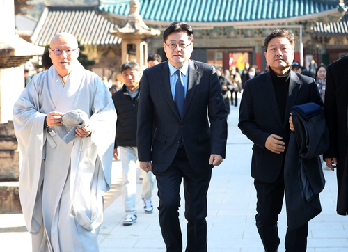 더불어민주당 홍익표 원내대표가 12일 경남 양산시 통도사를 찾아 조계종 종정예하 중봉 성파대종사를 예방하기 위해 정변전으로 이동하고 있다. [공동취재]