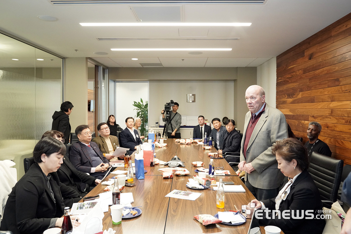 신상진 성남시장(왼쪽 네 번째)이 지난 12일(현지시간) 오로라 한국전 참전용사비 건립위원회로부터 브리핑을 받았다.