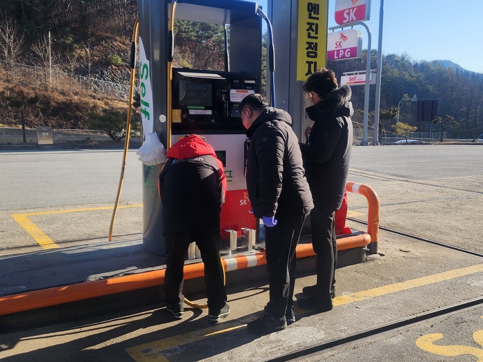 한국석유관리원·강원특별자치도청 관계자가 강릉·평창 소재 주유소에서 특별 합동 점검을 하고 있다. 〈한국석유관리원 제공〉