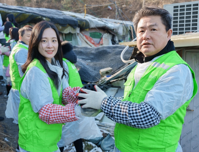 정종표 DB손해보험 사장(오른쪽)과 임직원 및 가족들이 지난 13일 서울시 강남구 구룡마을 일대에서 사랑의 연탄나눔 봉사활동을 펼치고 있다.