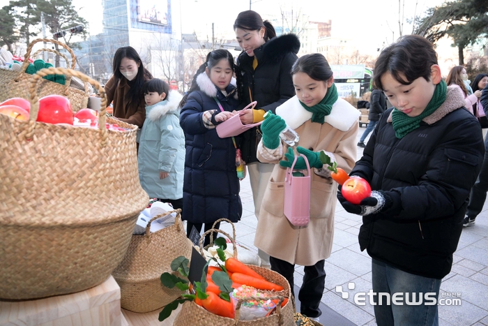 제22대 총선 공약 상품 고르는 어린이들