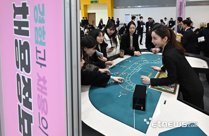 138개 공공기관이 참여한 공공기관 채용정보박람회가 기획재정부 주최로 17일 서울 서초구 aT센터에서 열렸다. 구직자들이 강원랜드 부스에서 딜러 채용 상담을 받고 있다. 이동근기자 foto@etnews.com
