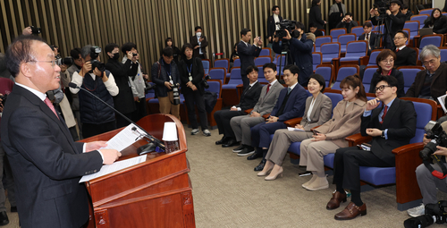 국민의힘 한동훈 비상대책위원장이 18일 국회에서 열린 의원총회에서 윤재옥 원내대표의 발언을 듣고 있다.