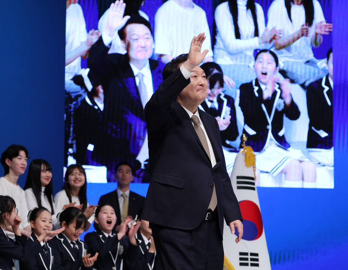 윤석열 대통령이 18일 전주시 덕진구 한국소리문화의전당 모악당에서 열린 전북특별자치도 출범식에서 축사를 마친 뒤 인사하고 있다. 연합뉴스