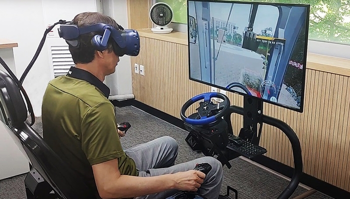 빅피쳐스의 건설기계 VR 실습교육 솔루션 VRCMS로 건설기계 가상교육 훈련을 하고 있다. 사진=빅피쳐스