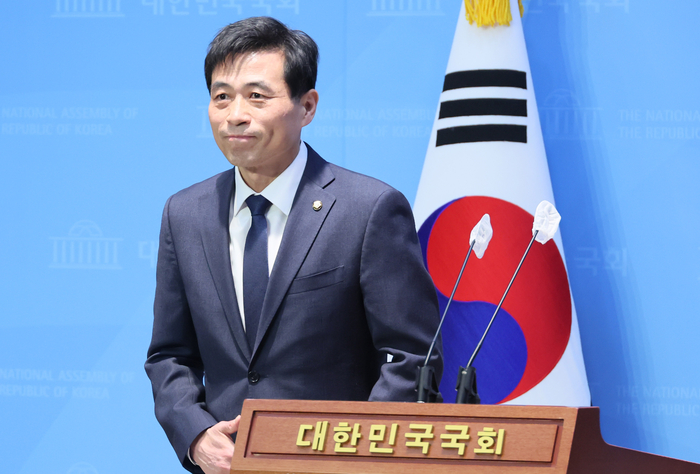 더불어민주당 김민기 의원이 19일 국회 소통관에서 2024 총선 불출마 선언 기자회견을 한 뒤 인사하고 있다. 연합뉴스