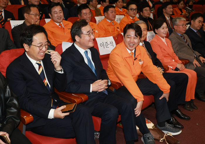 개혁신당 이준석 대표가 20일 오후 서울 국회 의원회관에서 열린 개혁신당 중앙당 창당대회에서 참석자들과 이야기를 나누고 있다. 왼쪽부터 금태섭 새로운선택 공동대표, 이낙연 새로운미래 인재영입위원장, 이 대표, 김종인 전 국민의힘 비상대책위원장, 양향자 한국의희망 대표, 조응천·김종민 미래대연합 공동창당준비위원장. 연합뉴스