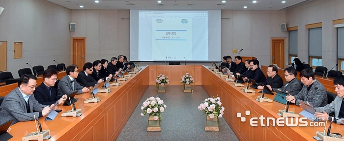 종이 없는 스마트행정으로의 전환에 나선 경과원이 22일 간부회의를 진행하고 있는 모습.