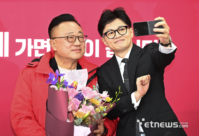 Z플립으로 셀카찍는 한동훈-고동진