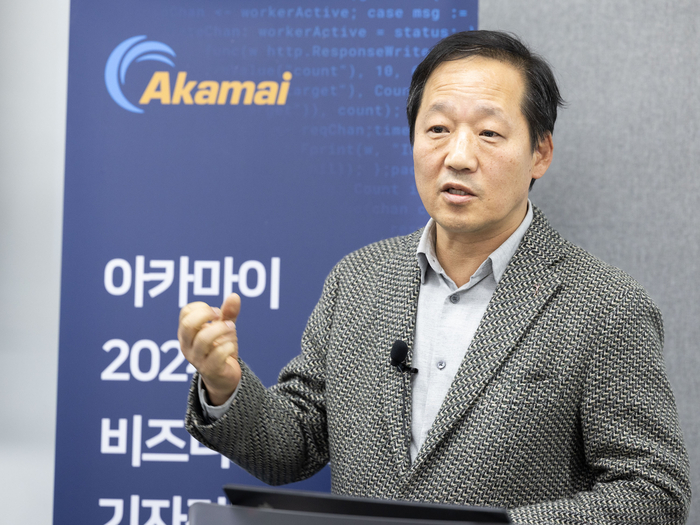 이경준 아카마이코리아 대표가 23일 서울 강남구 본사 사무실에서 열린 '2024 비즈니스 모멘텀' 기자간담회에서 비전에 대해 설명하고 있다.(아카마이코리아 제공)