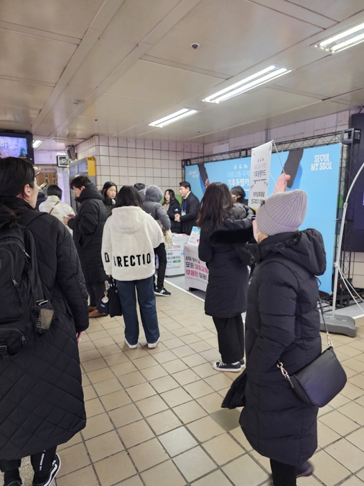 기후동행카드 사전 판매 현장 사진. 자료=서울시