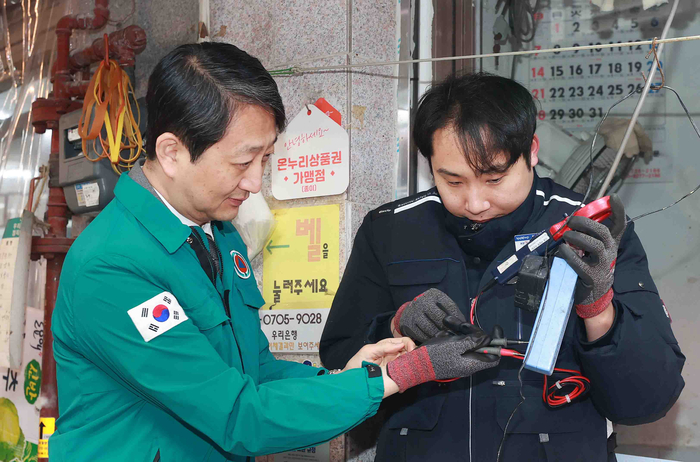 안덕근 산업통상자원부 장관이 전기화재 취약시설인 서울 종로구에 위치한 통인시장을 24일 방문했다. (사진=산업통상자원부)