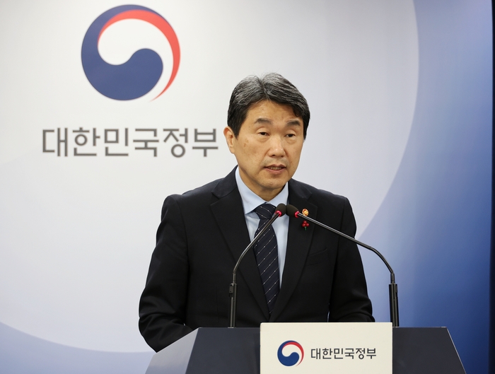 이주호 부총리가 24일 정부서울청사에서 교육부의 2024년 주요 업무 추진 계획을 설명하고 있다.[교육부 제공]