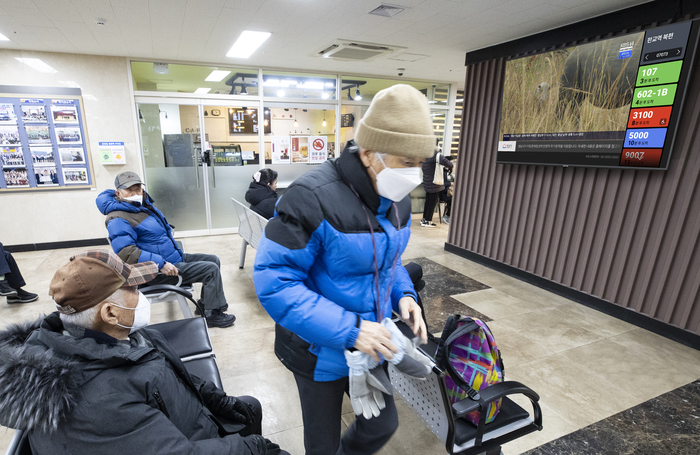 KT가 경기도에 있는 한 경로당에서 어르신들 대상으로 지니 TV 버스 정보 알리미를 시연하는 모습