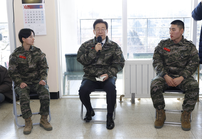 더불어민주당 이재명 대표가 24일 경기 김포시 통진읍 해병2사단 1여단에서 열린 장병간담회에서 발언하고 있다.[국회사진기자단]