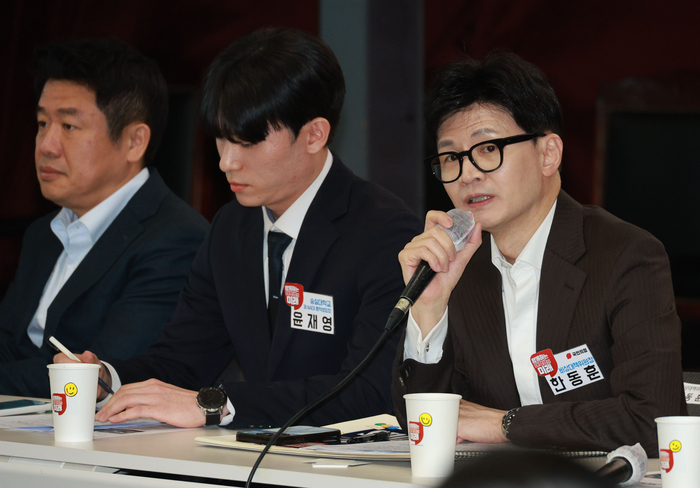 국민의힘 한동훈 비상대책위원장이 24일 서울 숭실대학교 한경직기념관에서 '함께하는 대학생의 미래'를 주제로 열린 대학생 현장간담회에서 발언하고 있다.