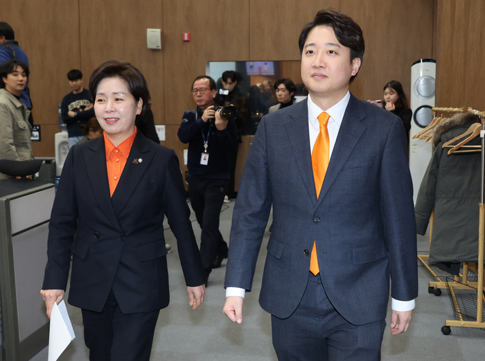 개혁신당 이준석 대표와 한국의희망 양향자 대표가 24일 합당 발표를 위해 국회 기자회견장에 들어오고 있다. 연합뉴스