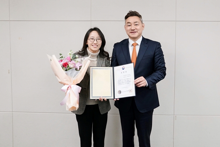 사이버한국외대 장지호 총장(우측)은 사이버대학 발전 유공 표창 수상자인 이화진 입학팀장(좌측)에게 표창장을 전달했다고 밝혔다